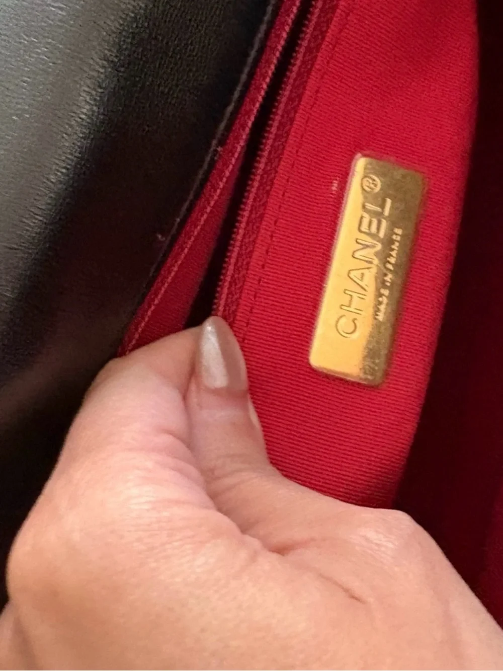 CHANEL Black Quilted Shoulder Bag with Gold Chain-Trim